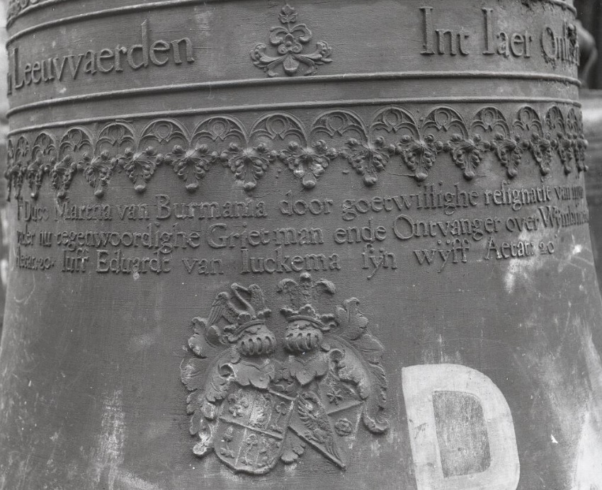 Int jaer onses heeren MDCXLVII heeft mij Jacob Noteman gegoten in Leeuwarden
Jr. Duco Martena van Burmania door goetwillighe resignatie van mijn vader nu tegenwoordighe grietman ende ontvanger over Wymbritzeradeel aetat. 20
Juff. Eduardt van Juckema syn wyff aetat. 20 Int jaer onses heeren MDCXLVII heeft mij Jacob Noteman gegoten in Leeuwarden
Jr. Duco Martena van Burmania door goetwillighe resignatie van mijn vader nu tegenwoordighe grietman ende ontvanger over Wymbritzeradeel aetat. 20
Juff. Eduardt van Juckema syn wyff aetat. 20