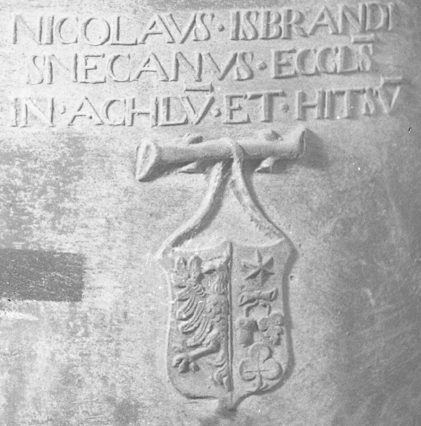 Int jaer ons heeren duysent ses hondert ende een en dartigh heeft Hans Falck van Neurenberg mij ghegoten. Nicolaus [Si]brandi Snecanus eccls in Achlum en Hitzum Tjomme Sybes op Monicke Bil kerkvooght in Achlum Heere Lyuwes kerkvooght in Achlum