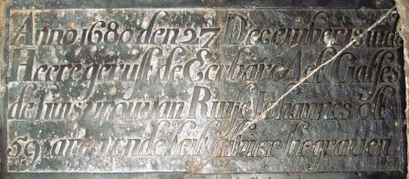 Anno 1680 den 27 december is in den heere gerust de eerbare Aet Gatses de huisvrou van Rinse Johannes out 59 iaren ende leit alhier begraven

A G
