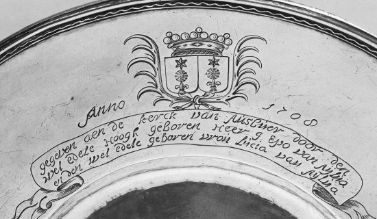 Anno 1708 gegeven aan de kerck van Ausbuer door den wel edele hoogh geboren heer j. Epo van Aijlua en den wel edele geboren vrou Lucia van Aijlua