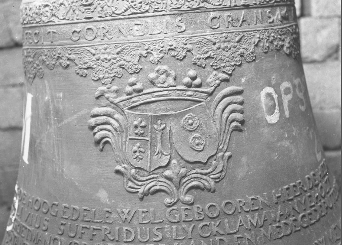 Me fecit Cornelis Crans Enchusae Anno 1739
De hoogwelgeboren heer Livius Suffridus Lycklama � Nijeholt grietman over Opsterland en mede gedeputeerde staten van Friesland en de hoog welgeboren vrouwe Aurelia Cunira van Scheltinga zijn hoogedele huisvrouwe