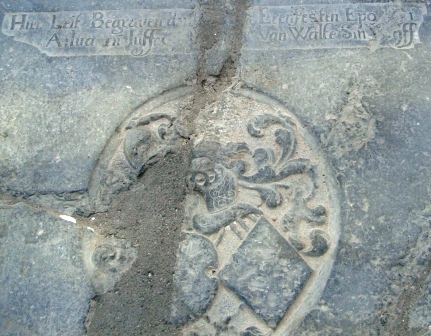 Hier leit begraven de ... erenfesten Epo [van] Ailua en Iuffro[ow] [Beatrix] van Walta sin wyff