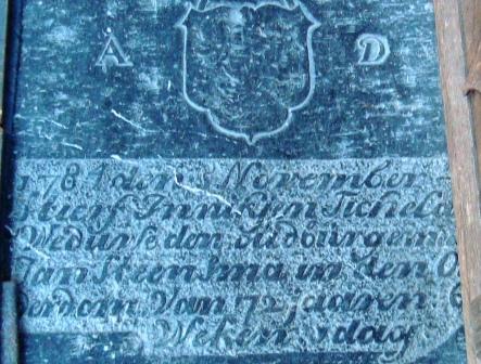 Den 8 mey 1734 is in den heere gerust Teuntie Romkes Rommerda in leeven huisfrou van Focke Regnerus Fockens oud int 69 iaer en leit alhier begraven

1784 den 5 november stierf Innikjen Tichelaar weduwe den oud burgemeestr Jan Steensma in den ouderdom van 72 jaaren 6 weken: 1 dag: