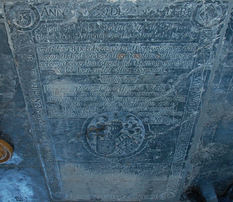 Anno 1630 1 juli sterf den eersamen welgeleerden Johannes Heppigius, dienar des godtlycken woordts tot Burum out 53 jaer en hier begraven
Anno 1633 den 19 martius sterf de eerbare Bauck van Hettingha out 56 iaer ende is alhier begraven
1716 den 28 october is in den heere ontslapen den eerw. welgel. godzal. heer Jacobus Schellinger getrou dienaer jesu christi tot Boerum, out in zijn 38ste iaer en leit al hier begraven
Epitaphium
Filius ante patrem fato de functus acerbo
Hic jacet hoc tumulo milliter ossa cubant
Mensque vocante deo dum corporis exiit umbris
Condita massa in pulverem pulvis erat vel erit
Ipse redemtoris lituo clangento rsurget
Fruit hoc votot hac spe requiescit humo
C. Schellinger Anno 1630 1 juli sterf den eersamen welgeleerden Johannes Heppigius, dienar des godtlycken woordts tot Burum out 53 jaer en hier begraven
Anno 1633 den 19 martius sterf de eerbare Bauck van Hettingha out 56 iaer ende is alhier begraven
1716 den 28 october is in den heere ontslapen den eerw. welgel. godzal. heer Jacobus Schellinger getrou dienaer jesu christi tot Boerum, out in zijn 38ste iaer en leit al hier begraven
Epitaphium
Filius ante patrem fato de functus acerbo
Hic jacet hoc tumulo milliter ossa cubant
Mensque vocante deo dum corporis exiit umbris
Condita massa in pulverem pulvis erat vel erit
Ipse redemtoris lituo clangento rsurget
Fruit hoc votot hac spe requiescit humo
C. Schellinger
