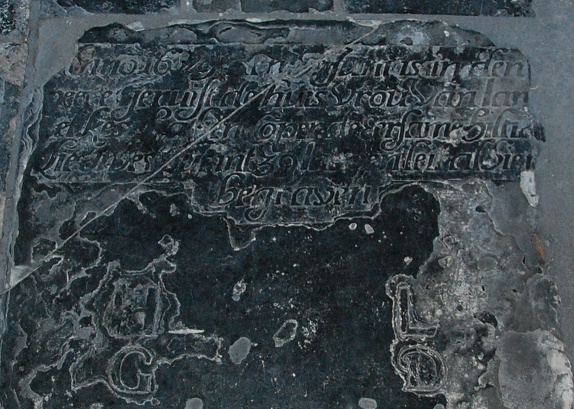 Anno 1679 den .. juni is in den heere gerust de huisvrou van Ian Eelkes lakencoper de eersame Hiltie Lieuwes out int 39 iaer en leit alhier begraven

HL
GD