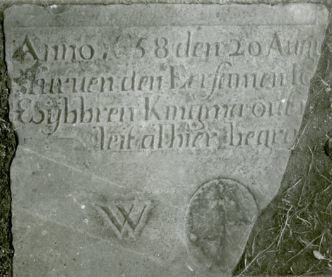 Anno 1658 den 20 augu� [is ge]sturuen den eersamen io� Wijbbren Kingma out 1. � leit alhier begra[ven]

W