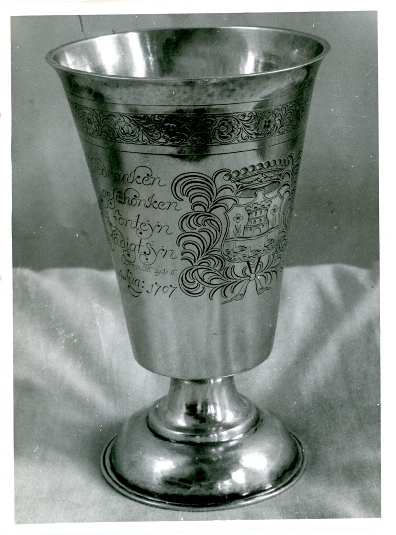 De mondt die aan dees dis uit bekers heeft gedronken
Rust nu wel sonder dranck
Maer haer wer ingeschonken
Om niet een levensstroom uit het leevens fonteyn
O saligh die hier dorst die sal versadigt syn
Elisabedt Verniers is in den heere gerust den 24 augustus 1707 De mondt die aan dees dis uit bekers heeft gedronken
Rust nu wel sonder dranck
Maer haer wer ingeschonken
Om niet een levensstroom uit het leevens fonteyn
O saligh die hier dorst die sal versadigt syn
Elisabedt Verniers is in den heere gerust den 24 augustus 1707