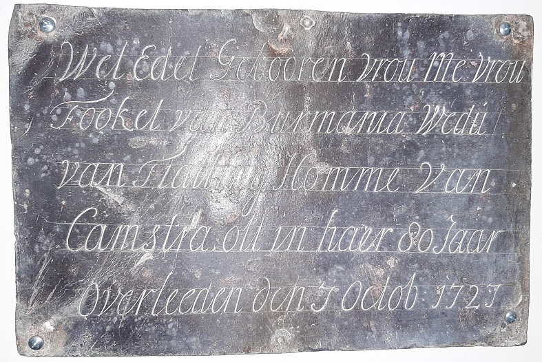 Wel edel gebooren vrou mevrou Fookel van Burmania wedu van Tjalling Homme van Camstra in haer 80 jaar overleeden den 7 october 1727 Wel edel gebooren vrou mevrou Fookel van Burmania wedu van Tjalling Homme van Camstra in haer 80 jaar overleeden den 7 october 1727