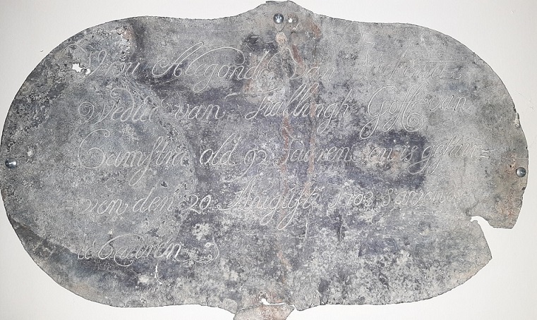 Vrou Alegonda van Sickema wedue van Tiallingh Goffe van Camstra old 92 jaaren en is gesturven den 20 augusti 1703 s avonds te 6 uuren Vrou Alegonda van Sickema wedue van Tiallingh Goffe van Camstra old 92 jaaren en is gesturven den 20 augusti 1703 s avonds te 6 uuren