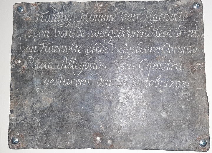 Tialling Homme van Haersolte soon van de welgebooren heer Arent van Haersolte ende welgebooren vrouw Rina Allegonda van Camstra gesturven den 22 octob: 1703 Tialling Homme van Haersolte soon van de welgebooren heer Arent van Haersolte ende welgebooren vrouw Rina Allegonda van Camstra gesturven den 22 octob: 1703