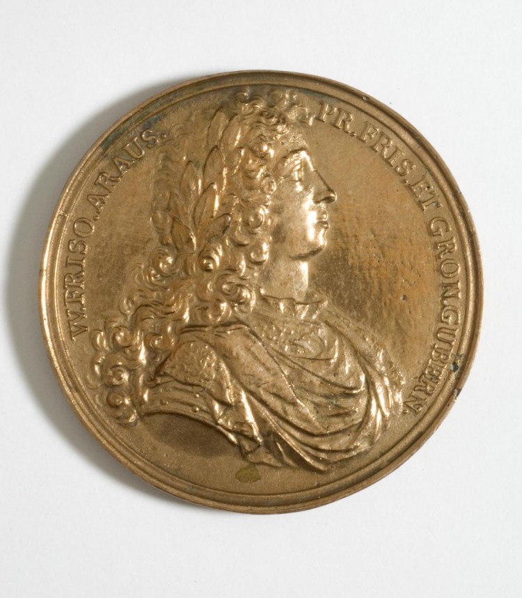 W Friso araus pr Fris. et Gron. ubern.
Lacrimisie quare dolores hic labor
Frisia deplorans pat. patr. tumulat 25 febr MDCCXII W Friso araus pr Fris. et Gron. ubern.
Lacrimisie quare dolores hic labor
Frisia deplorans pat. patr. tumulat 25 febr MDCCXII