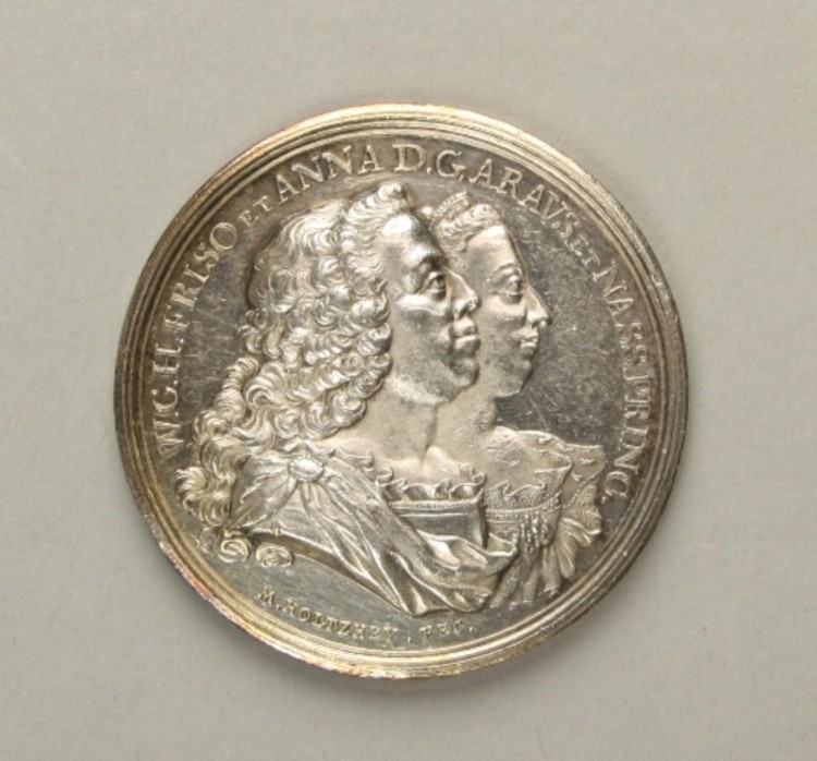 W.C.H.Friso et Anna D.G. Aravs et Nass. Princ.
M.Holtzhey fec
Tandem exoratvs dedit
Wilhelmvs natvs Hagae com Ann. lib. ivbil. d. VIII mart W.C.H.Friso et Anna D.G. Aravs et Nass. Princ.
M.Holtzhey fec
Tandem exoratvs dedit
Wilhelmvs natvs Hagae com Ann. lib. ivbil. d. VIII mart