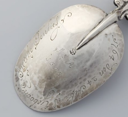 … 1697 …
Hier rust het stof van vrouwe Jaijke Sakema van Wijckel huisvrouw van den heer A. Mulier oud burgemeester te Dockum overleden den 8 februarij 1817 in den ouderdom van 79 jaren en 6 maanden … 1697 …
Hier rust het stof van vrouwe Jaijke Sakema van Wijckel huisvrouw van den heer A. Mulier oud burgemeester te Dockum overleden den 8 februarij 1817 in den ouderdom van 79 jaren en 6 maanden