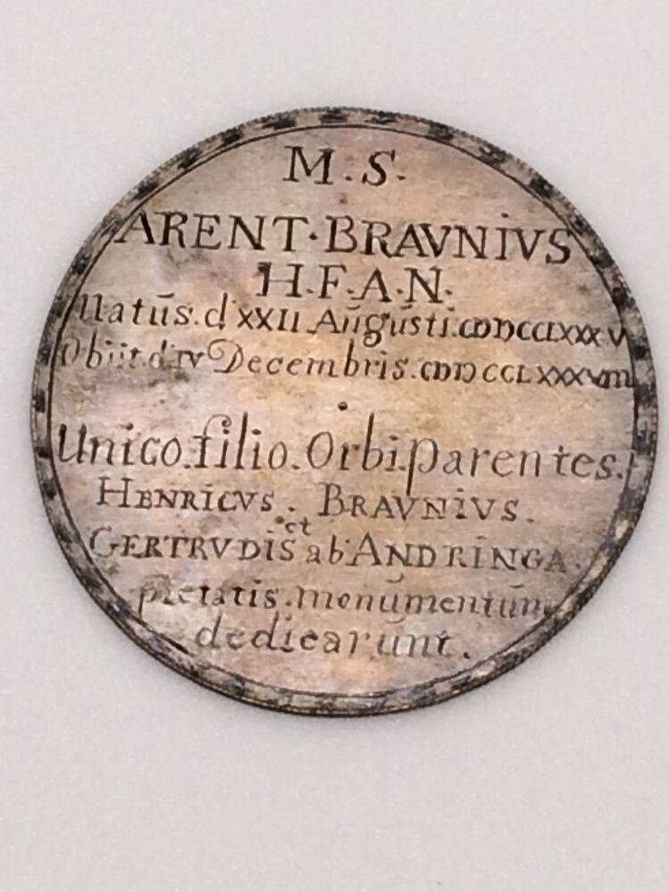 M.S.
Arent Bravnius
H.F.A.N.
Natus d XXII augusti MDCCC LXXXV
Obiit d IV decembris MDCCC LXXXVIII
Unico filio orbi parentes Henricvs Bravnivs Gertrvdis ab Andringa
pietatis monumentum dedicarum M.S.
Arent Bravnius
H.F.A.N.
Natus d XXII augusti MDCCC LXXXV
Obiit d IV decembris MDCCC LXXXVIII
Unico filio orbi parentes Henricvs Bravnivs Gertrvdis ab Andringa
pietatis monumentum dedicarum