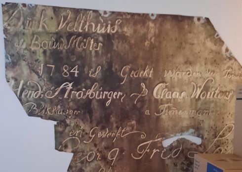 Durk Velthuis
als bouwmester
1784 is gedekt worden deese tooren
Hendk Strasburger & Claas Wouters
Blikslager & timermam
en geverft
Georg Fred Las … Durk Velthuis
als bouwmester
1784 is gedekt worden deese tooren
Hendk Strasburger & Claas Wouters
Blikslager & timermam
en geverft
Georg Fred Las …