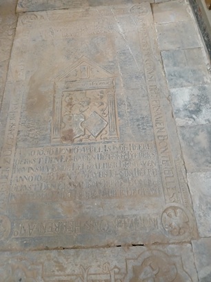 Ano 1625 den 1 martys is in den heere gervst de eersamen Bonte Iellesz leit hier begrauen

Int iaer ons heeren ano 1636 den 2 december is gestvrven den eerbaren Iaets Wpkes dochter naegelaten wedovwe va Bonte Iellesz ende ley hier begraven

Nascendo morimvr

Anno 1658 den 16 aprel is in den heere gervst den eerbaren Hetske Tyercks Brvinsma ende leit alhier begraven

Anno 1658 den 7 mayus is in den heere gervst den eersamen Oepke Bontes Inttema ende leit alhier begraven