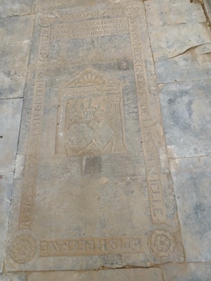 Ano 1607 den 7 maj is in de heer ghervst de eersamen Ielle Epis h begrave

Ano 1626 de 28 avgvsty is in den heere ghervst  die eerbare Lievck Bonte dr die hvysvrov van Ielle Epis en leit hier begraven

Nascendo morimvr