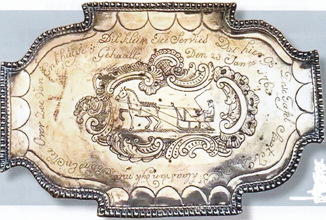 Dit klein teeservies dat hier op dese tafel staat is door br. Klaas van Dijk met paard en slee over zee van Enkhuijse gehaalt den 23 jan. 1763