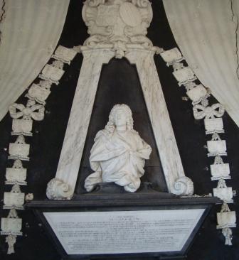 Piis manibus
Sicconis Goslinga 
Qua avitam sui et Cammingami generis no lilitatem generna in dole morum sua vitate pulchra eruditione flagranti in patria mamore sustinuit. decoravit
Agri Franequaerami praetor academicae curandae IV vir. per XLIII annos inter Frisiae et Belgii procerus conspicuus maxumus honores integerimegement vadexercitum
com potistate legatus fortia imperatorum facta magno animo summa virtute secundavit. bello promovendo indefessus institit ut gravissimi bellionere patriam liberaret
inter arma minquam non pacis memor

Qua optaam diu civium votis republiae saluti traeiectino foedere feliciter reddi inter legatu summa ope annixus est. Mox ad Ludovicum XIV oratur extraordinem
Missus antiquam cum Gallorum gente amicitiam restauravit stabilivit. tandem tertia in conventu suessionense legatione functu senex in patriam rediot ubi breu gaudio

Dulcem suorum spem et solatia in lacrymas et suspria vertim placide supremum diem obiit in laribus paterni annum agem LXVII add XII kal oct MDCCXXXI

Triste suis desiderium magnum partens exemplum relinquem

Et Joannae Isabellae baronis Schwartzenberg et Hohenlandsberg quae vetutis maiorum imaginibus et claris animi corporisque dotibus lati digna matrimonio piafilarium quinque superstitum mater
Ipsa maritum superstes luxit eumque non mublis post annis secuta mortalem aeterna vita mutavit add VIII kal febr MDCCXXXV

Parentibus optumis carissimis in aeternam memoriam hoc pietatis monumentum erexevunt filiae generique moerentes

Feddina Sophia a Goslingha Duco Gerold Martena a Burmania coniug. Helena Maria a Goslinga Jarich Georg a Burmania coniug. Anna Iuliana a Goslinga Dodonea Lucia a Goslinga Unico Wilhelm comes a Wassenaer coniug. Agatha Rixtina a Goslinga

Goslinga Siaerda
Aylva Scheltema
Ockinga Kamminga
Burmania Haerda
Kamminga van Ameland Iuvinga
Ockinga Kamminga
Grovestins Kamminga
Iongema Aylva

Schwartzenberg Grombach
Holdinga Roorda
Boselager Guldenpenning
Wadwarden Nidorp
Schwartzenberg Grombach
Holdinga Roorda
Tziaerda toe Sterckenburg Grovestins
Grovestins Heerema

J:B: Xavery in ventor hoc fecit 1737