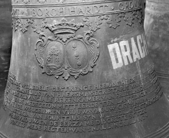 Fudit I Borchhardt Groningae Ao 1746 soli deo gloria
Dominus Iesaias Hillenius predicant in de Dragten ende eerzame manne Iohannes Faber oud cornet van een regiment cavallerie Michiel Ieans Radinga kerkvoogden van Noorder Dragten
De weledele gestrenge heer de heer Livius van Haersma grietman over Smallingerland en mede raad ter admiraliteit te Rotterdam en de welgeboren vrouw vrouw Aurelia van Haersma syn weledele gestrenge huisvrouw en de eersame discrete Arp Wybes Reiding mede regter van Smallingerland
De wel edele gestrenge heer de heer Cornelius van Haersma secretaris van de provinciale rekenkamer van Friesland ende medegecommitteerde ten landsdage en de welgeboren vrouw vrouw Catharina Ietskia van Bouritius syn weledele gestrenge huisvrouw en de eerzame discrete Sytze Fokkes mede regter van Smallingerland
De heer Hendericus Duyff secretaris van Smallingerland en de eerzame mannen Tyeerd Ians en Cornelis Lowysses kerkvoogden van Zuider Dragten Fudit I Borchhardt Groningae Ao 1746 soli deo gloria
Dominus Iesaias Hillenius predicant in de Dragten ende eerzame manne Iohannes Faber oud cornet van een regiment cavallerie Michiel Ieans Radinga kerkvoogden van Noorder Dragten
De weledele gestrenge heer de heer Livius van Haersma grietman over Smallingerland en mede raad ter admiraliteit te Rotterdam en de welgeboren vrouw vrouw Aurelia van Haersma syn weledele gestrenge huisvrouw en de eersame discrete Arp Wybes Reiding mede regter van Smallingerland
De wel edele gestrenge heer de heer Cornelius van Haersma secretaris van de provinciale rekenkamer van Friesland ende medegecommitteerde ten landsdage en de welgeboren vrouw vrouw Catharina Ietskia van Bouritius syn weledele gestrenge huisvrouw en de eerzame discrete Sytze Fokkes mede regter van Smallingerland
De heer Hendericus Duyff secretaris van Smallingerland en de eerzame mannen Tyeerd Ians en Cornelis Lowysses kerkvoogden van Zuider Dragten