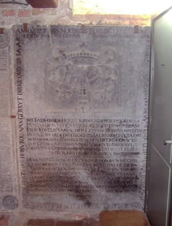 Anno 1644 den 8 augusti sterf de eerbare Hiske Folkertsdor huisvrou van Gerryt Dirks oud 33 jaar Anno 1677 den 14 Xbris sterf de eersamen Gerryt Deirks van Gerbranda geboren anno 1609 op St. Stephanusdag oud int 68 jaar ende leid alhier begraven In�t jaer onses heere Jesus Cristus 1724 den 4 januaris is in den heere gerust den eersame Pier Foppes Tania in leeven huisman tot Ferwert out omtrent 72 jaeren en int jaer 1719 op den 9 januarus is in den heere gerust syn eerbaare huisvrouw vrouwe Siouckye Gerryts Gerbranda out 62 jaer en leggen hier beyde begraven