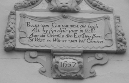 Paulus van Ghemmenich die lagh 
als hy syn elfde jaar in sach 
aan dit gebouw den eerste steen 
tot wigt en wacht van het gemeen
1657