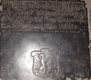 Ao 1619 de 31 december sterf d`eersamen Idts Sytses te Wiglema en leit hier begra met sijn moeder Anne Idts Gerritsdr die gestorven is in den jaren 88