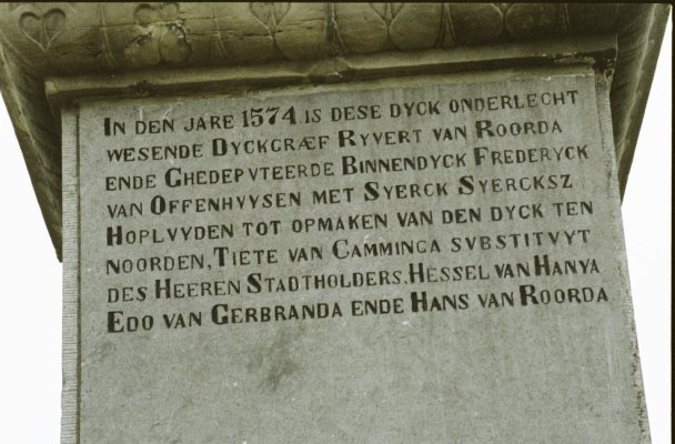 In de jare MDLXXV is den dyck in twee deelen ghescheyden. Blyven het zuyderdeel den buytendyksteren van de wekken alsdoen ghedeputeerden syn gewest Thomas Hiddesz ende Sieke Claes hopluyden, Hette van Dekema, Hero Ockinga, Ulbe Hiddema, Wytse van Camminga, Doytse Bonga, Gerrit Abbes ende Lolle van Ockinga.
In de jare 1574 is dese dyck onderlecht wesende dyckgraaf Ryvert van Roorda ende Ghedeputeerde binnedyck Frederyck van Offenhuysen met Syerk Syereksz Hopluyden tot het opmaken van den dyck te noorden, Tiete van Camrninga substituyt des heeren stadtholders, Hessel van Hanya, Edo van Gerbranda ende Hans van Roorda. In de jare MDLXXV is den dyck in twee deelen ghescheyden. Blyven het zuyderdeel den buytendyksteren van de wekken alsdoen ghedeputeerden syn gewest Thomas Hiddesz ende Sieke Claes hopluyden, Hette van Dekema, Hero Ockinga, Ulbe Hiddema, Wytse van Camminga, Doytse Bonga, Gerrit Abbes ende Lolle van Ockinga.
In de jare 1574 is dese dyck onderlecht wesende dyckgraaf Ryvert van Roorda ende Ghedeputeerde binnedyck Frederyck van Offenhuysen met Syerk Syereksz Hopluyden tot het opmaken van den dyck te noorden, Tiete van Camrninga substituyt des heeren stadtholders, Hessel van Hanya, Edo van Gerbranda ende Hans van Roorda.