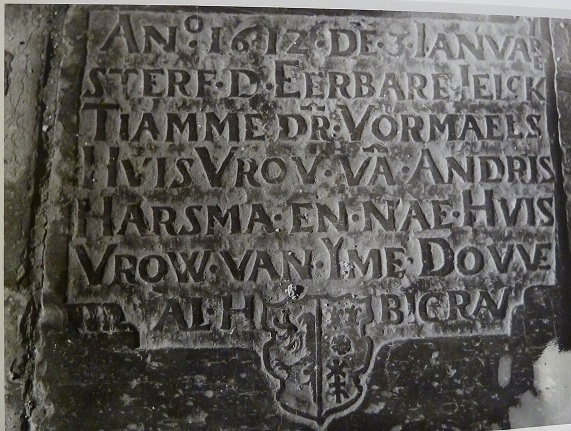 Ao 1612 de 3 ianuar sterf d eerbare Ielck Tiamme dr vormaels huisvrou va Andries Harsma en nae huisvrow van Yme Douve al h bigrav