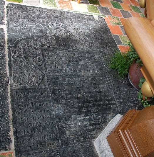 Ao 1589 de 18 martij is gesturve de a[e?]dele eerbaeren iuffrou Siouck va Heringa huisfrou va de a[e?]d... eerntvesten Ulbe va Aijlva olt 38 iaer leit hier begrave met 2 kijnderen Siouck Aylva olt 1 1/2 iaer Siouck Aylva olt 1/2 iaer

Ao 1605 de 9 maij is ge[st]erve de a[e?]dele eerbare [iuffrou R]entijen va Osingha huisfrou va de a... eerntveste Ulbe van Aijlva olt 26 iaer en leit hier begraven met 3 kijnderen Doed Aijlva olt 16 maende Siouck Aijlva olt 14 weecken Wijger Aijlva olt 4 dagen

Ao 1603 de 18 decembris is gestuerve de a... ee[rb]are ... Hilck.. va Osinga olt 2? iaer

Aylva Mockma

Ao 1617 23 augusti is in de heere gerust den [eedelen] eerentfesten Ulbe va Aylva in tijden grietman over Baerderadeel out synde 66 iaren en leit hier begraven

Prosopaeia uxoro prae mortuaru
ad maritu postimoda mortuu
versisti tandem multum dilecte marite
claude haec clausisti qua latera antethoro
suavita in thalamo quondam recubavimus uno,
defunctis unus contigit et tumulus
verum ubi fatalis venict mortalibus hora,
ad sere in coelos transferi inde deus

epitaphium Ulpiani ab Aylva 
relligionis amans, patriae defensor, amatus
omnibus hac iaceo morte peremptus humo
stemmate, divitijs, insignis honoribus, a me
si cupias aliquid discere: disce mori

Ao 1621 de 17 iulij sterf Iarich Taecko va Aylva, out 17 dagen een soen va [de] eed: Hobbe va Aylva en iuf: Iets va Mockma en leit hier begrave

Ao 1627 de 22 martij sterf den eedelen erentfeste Douue va Aylva out 46 iaer, een soen va d` ... Ulbe van Aylva en iuffrou Siouck va Heringa en leit hier begrav