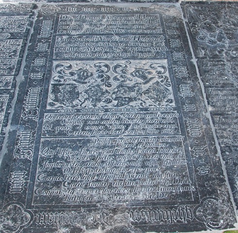 Int iaer ons heren MVC en XLVI den XXVI dach in junio do is ghesturwen die eerbare vrow Swob Eelcksma en leit hier begraven

De 25 decembr Ao 1617 is in de heere ontslape de e[ed?] deuchtendrycke iuff Frouck [va A]ylva huisfrow van de eed grietman Hobbe va Aylva out 28 iaer en 9 dag

Den 1 septembr Ao 1616 is in de heere gerust de e.. Siouck va Aylva een dor va den [eed?] Hobbe va Aylva en [iuff. Frou]ck va Aylva out 13 weke en leggen beyde begrave alhier

Aylva Gaelma Scheltema Feitsma

Quae cuny exornent clara de stirpe matronam,
Singula non eadem iuncta fuere mihi.
Et genus et nomen hideas in margine cippi.
Caetera fama docet nescia fama mori.

Prosopopaeia defunctae ad maritii
Liberos et amicos.
Quid iessum facitis.a ad uniquo funera planctu
Vexatis pietas impia vestra mihi est.
Impia vestra mihi est pietas mihi nulla sepulchro
Defesso potuit gratior esse quies
Corpus terra legat depascat vermis idiptum
Carne famen iursum vestiet ossa Deus,
con... ... quae ... carne triumphans,
Laeta ... ... ore Dei