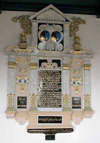Anno 1645 den 14 junij s`morgens ten 7 uure is in den heere ontslapen, den edelen eerntvesten heer jr Hobbe van Aijlva, in leven grietman over Baarderadee, mede gedeputeerde staat van Friesland, curator van de universiteit te Franeker, oud in `t 63 jaar, en leit hier begraven

Anno 1617 den 25 december, s` avonds ten 10 uur, is in den heere ontslapen de edele deugdrijken juffrouw, Frouck van Aijlva, huijsvrouw van den edelen heer jr Hobbe van Aijlva, oud 28 jaar en 9 dagen, en leit hier begraven

De deucht sal gekroont werden.

Aylva Aylva
Heeringa Scheltema

Ter gedachtenis van den wel edelen heer Hobbe van Aijlva en zyn huisvrouw, heeft jufvrouw Helena van Lycklama dit epitafy doen maken 

Anno 1656

R