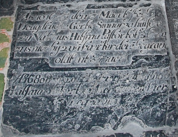 Anno 1676 den 7 maart sterf de deugdrycke Gertie Sinnama huisvrou van Valerius Hitsma pastor tot Elaerd en is hier by 2 va haer kindere begrave oldt int 37 iaer

Ao 1680 den 20 ... sterf Auck Hitsma out int [10] iaer en [lei]t hier begraven