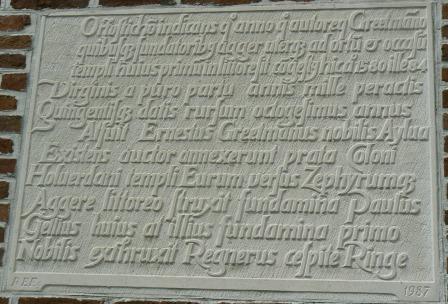 Octostichon indicans quo anno quo auctore quo Grijtmanno quibusque fundatoribus agger uterque ad ortum et occasum templi sui primus in littore sit congestus hic ao 1580 ille 1584 Virginis a puro partu annis millo [sic!] per actis Quingentisque datis rursum octogesimus annus ut fuit Ernestus Grijtmannus nobilis Aylva Existens auctor cinxerunt prata coloni Holverdani Templi Eurum versus Zephyrumque Aggere Littoteo struxit fundamina Paulus Gellus hujus at illius fundamina primo nobilis exstruxit Regnerus cespite Ringe