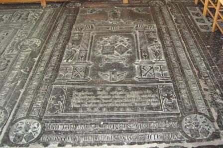 Anno 1622 den 28 martii sterf de e. eerentfeste Kempo va Tadema out omtrent 37 jaer alhyer begrav

Anno 1631 den 23 may sterf juffrou Catharina va Scheltinga huisvrouwe van den edelen erentfesten Kempo van Tadema oldt 33 jaren

Anno 1635 den 18 july sterf de edele juffrou Geertye van Scheltinga huisfrou van dr. Dirck Fogelsang out 35 jaer hier begraven

Anno 1670 den 13 marty stirf de edelen erentfesten Kempo van Tadema van Doma out 31 jaren 4 maent en hier begraven

Cogita mori
Respice finem
DOMS
Praefectum Frisiae rationibus, aggeris olim
Inspectorum, aecquum patrem fiumque maritum 
Patria, Collum, uxor, quin unica foemina proles
Hoc clausum saxo Kemponum Tadema lugent.
LMQPJS
HIC