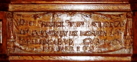 Dese predick stoel met de cap is gegeven by de heeren L van Scheltinga BVF G v Broersma int iaer 1692
