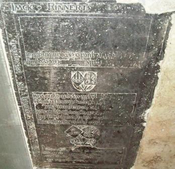 ... [ons] heren 1576 de 15 februarij sterf de eerbare en doechtsame ... Imck Rinnerts dochter de wedwe [va] deers[men] Dijonisiu[s] ... W[ij]..e

An [159]7 de 19 decembris sterf die e... duegenticke Magdalena de B[l]o[cq] huisfrowe va Rinnert Wynge olt 28 iaeren al hier begraven

W[ij]ngiu[s] expletis septemn lustris Ioannes,
...ibus ruptis occidit ante die,
Pe..I. ac lustru et sex meses, pastor i aede,
D...c..a vita conveniente, fuit,
E.. merito frater, chariq ; propinqui,
[C]u[m]q ; ipsis populi copia magna viru
Wy[n]... hic recubo ... 

Ecce ego quid su
Corpore Mox quod eris, vermibus esca lutu