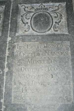 Hier leydt begraven Tettje Nannes Muskulus oudt 73 jaaren overleeden den 26 december 1768 huys vrouw van Jouwert Sybrans Stapert