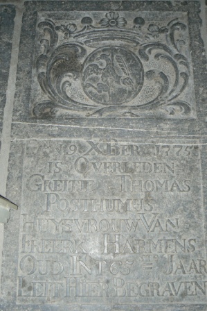 Den 9 Xber 1775 is overleden Grietje Thomas Posthumus huysvrouw van Freerk Harmens oud int 65ste jaar leit hier begraven