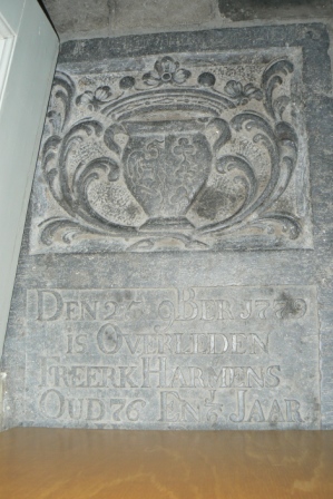 Den 25 9ber 1779 is overleden Freerk Harmens oud 76 en 1/6 jaar leit hier begraven