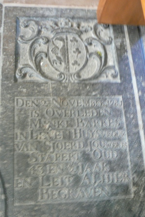 Den 2 november 1781 is overleden Minke Barres in leven huysvrouw van Sjoerd Jouwerts Stapert oud 43 1/2 jaar en leit alhier begraven