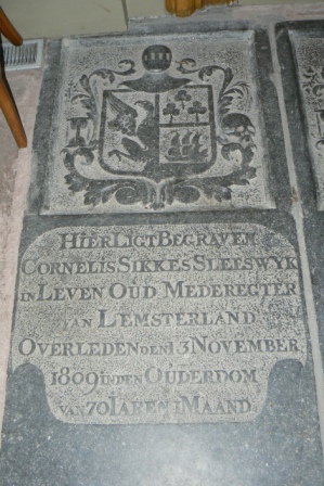 Hier ligt begraven Cornelis Sikkes Sleeswyk in leven oud mederegter van Lemsterland overleden den 13 november 1809 in den ouderdom van 70 iaren 1 maand