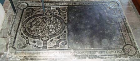 G G

Ao 1631 de 13 may sterf d eersamen Gabbe Scheltes out int 43 iaer en leit hier begrav

Ao 1635 de 22 martis sterf de eerbar Brecht Hessels dr Gabbe Scheltes wyf out int 46 iaer