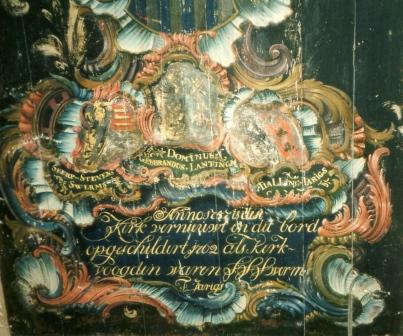 Anno M.D.C.C.L.XII. 

Seerp Stevens Swerms
Dominicus Gerbrandus Lantinga
Tialling Iarigs

Anno 1757 is dese kerk vernieuwt en dit bord opgeschildert 1762 als kerkvoogden waren S S Swerms T. Jarigs