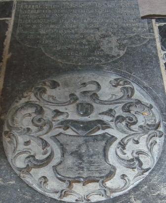 Hylke Jansz Kingma mederegter der grietenie Wonseradeel gebooren den 16 october 1708 gestorven den 24 september 1782 dus oud 73 jaar 11 maanden 1 week en [1] dagen en leit hier begraven