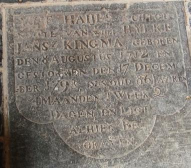 Ytie Hayes echtgenoote van wyl: Hylke Jansz Kingma geboren den 8 augustus 1712 en gestorven den 17 december 1798 dus oud 86 jaaren 4 maanden 1 week 2 dagen en ligt alhier begraven