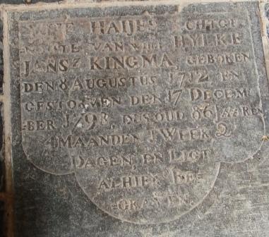 Ytie Hayes echtgenoote van wyl: Hylke Jansz Kingma geboren den 8 augustus 1712 en gestorven den 17 december 1798 dus oud 86 jaaren 4 maanden 1 week 2 dagen en ligt alhier begraven Ytie Hayes echtgenoote van wyl: Hylke Jansz Kingma geboren den 8 augustus 1712 en gestorven den 17 december 1798 dus oud 86 jaaren 4 maanden 1 week 2 dagen en ligt alhier begraven