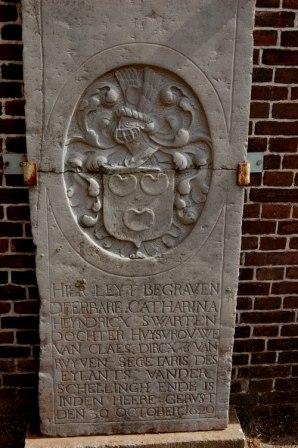 1768 hier leyt begr LD oud 33 jaar

Hier leyt begraven deerbare Catharina Heyndricx Swarten dochter huysvrouwe van Claes Dircxz. van Ruyven secretaris des eylants van der Schellingh ende is in den heere gerust den 30 october 1620
