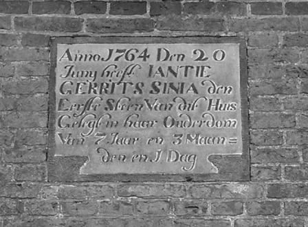 Anno 1764 den 20 juni heeft Jantie Gerrits Sinia den eerste steen van dit huis gelegd in haar ouderdom van 7 jaar en 3 maanden en 1 dag.