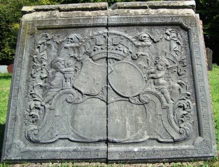 De weledele heer Augustinus Lyclama a Nyeholt der beyder rechten licentiatis grietman over Opsterlandt obyt den 22 yuni 1744 en wel eedele vrouwe Dijdo van Andringa deszelfs huisfrouwe overleeden de 28en jullij 1719